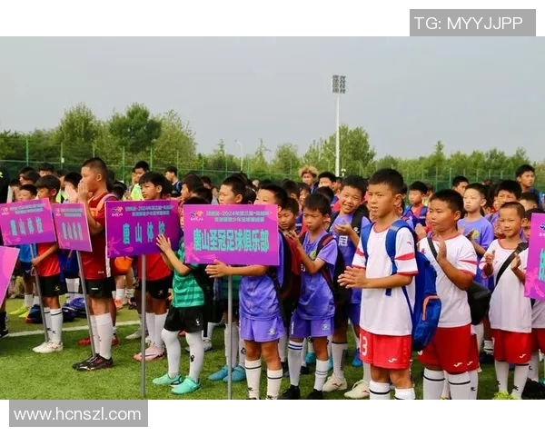 个性鲜明的足球明星男孩如何在绿茵场上展现自我魅力与独特风采